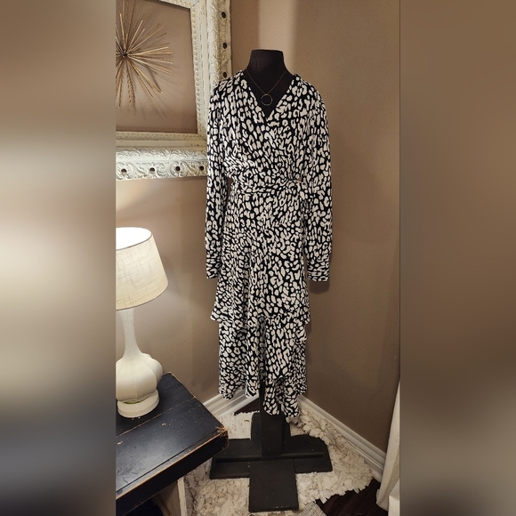 Elegant Black and White Calvin Klein Wrap Dress Size 8 - Picture 1 of 10